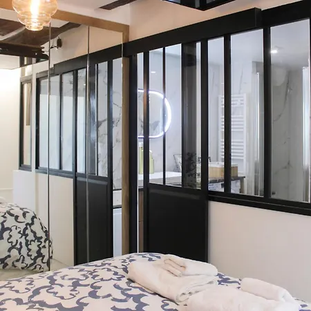 Apartamento Charming 2-room In The Heart Of